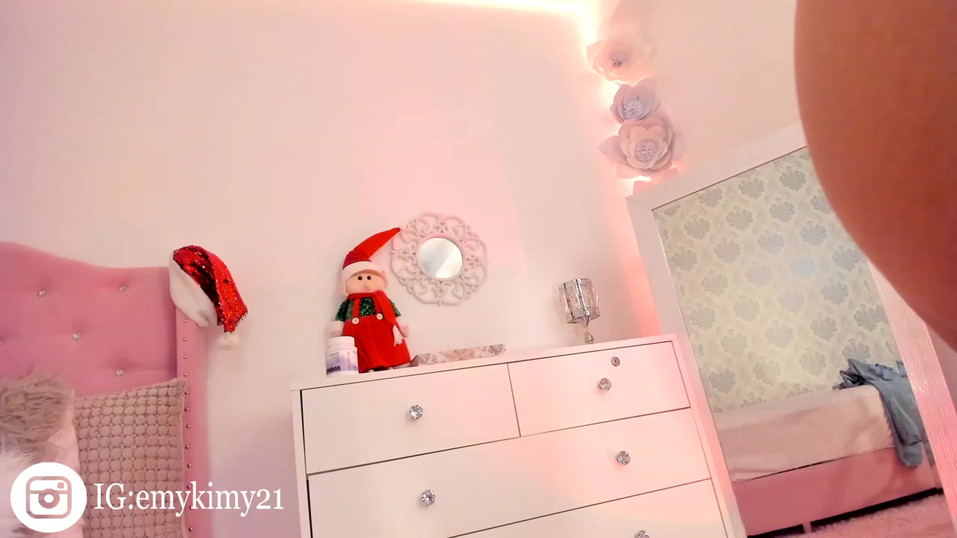 Gallery image thumbnail from Emily_kim's myfreecams stream on, 12/03/2023, 07:06 image 18 of 20