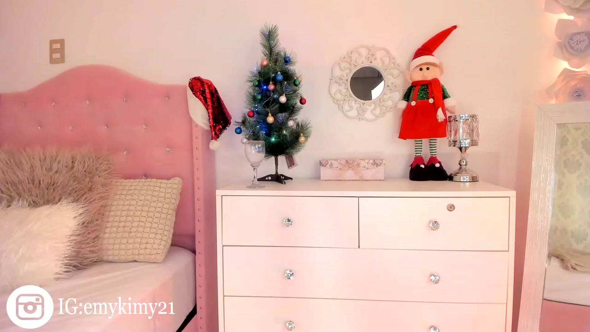 Gallery image thumbnail from Emily_kim's myfreecams stream on, 12/16/2023, 02:58 image 12 of 20