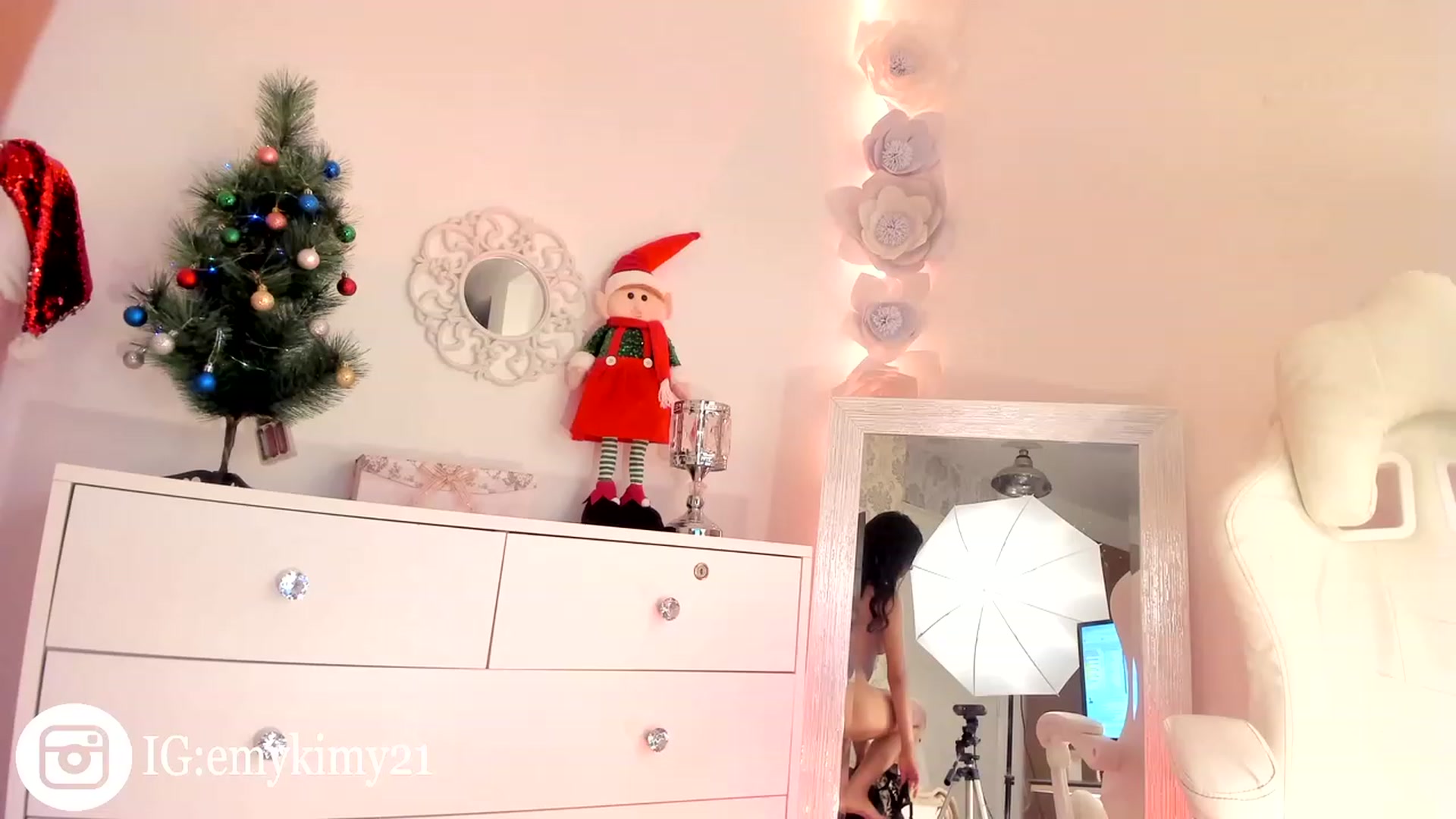 Gallery image thumbnail from Emily_kim's myfreecams stream on, 12/16/2023, 06:44 image 11 of 20