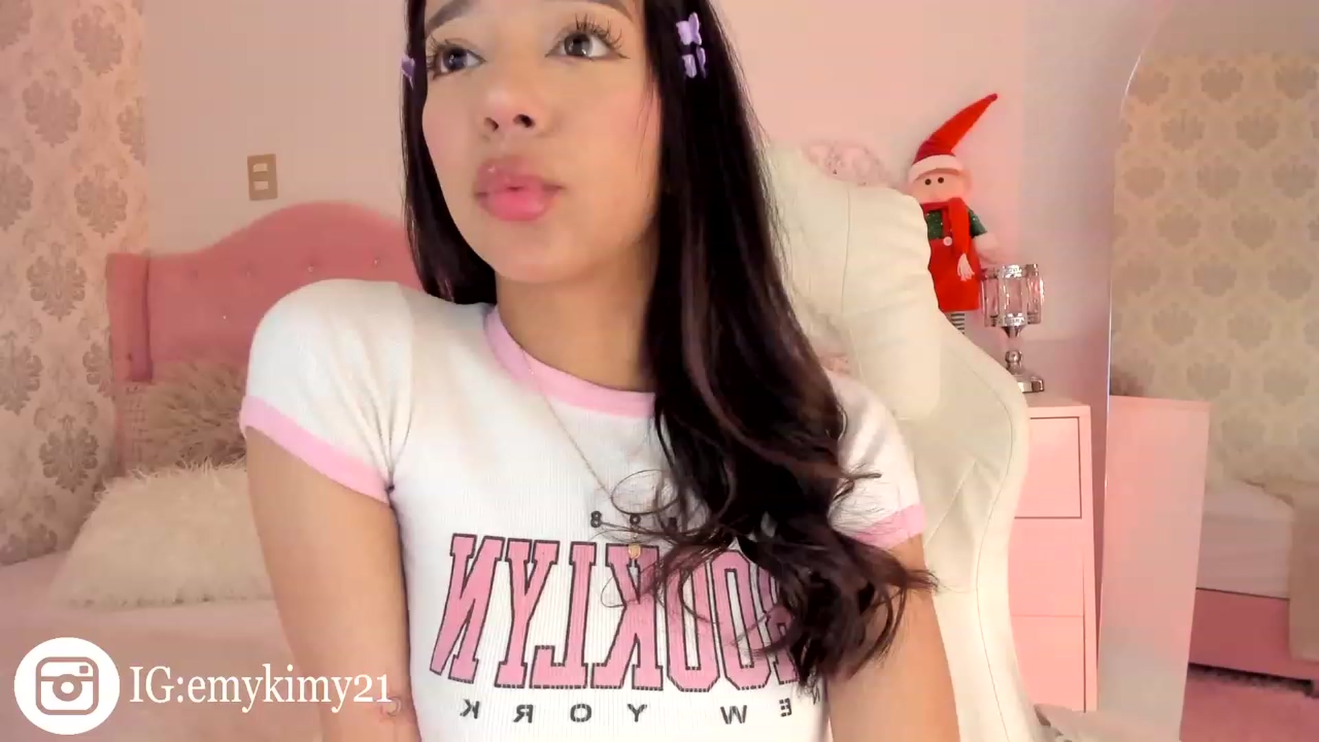 Gallery image thumbnail from Emily_kim's myfreecams stream on, 12/19/2023, 03:08 image 3 of 20