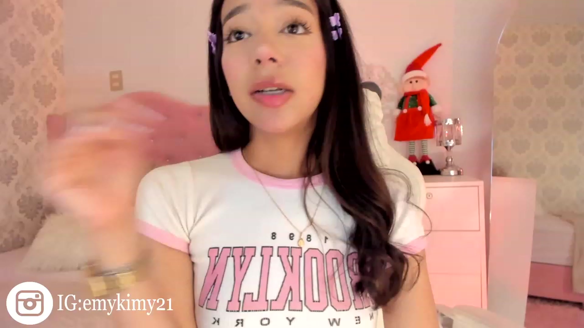Gallery image thumbnail from Emily_kim's myfreecams stream on, 12/19/2023, 03:08 image 4 of 20