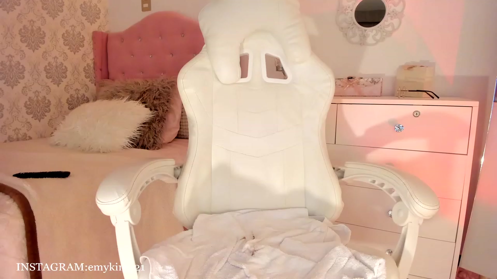 Gallery image thumbnail from Emily_kim's myfreecams stream on, 01/16/2024, 03:49 image 12 of 20