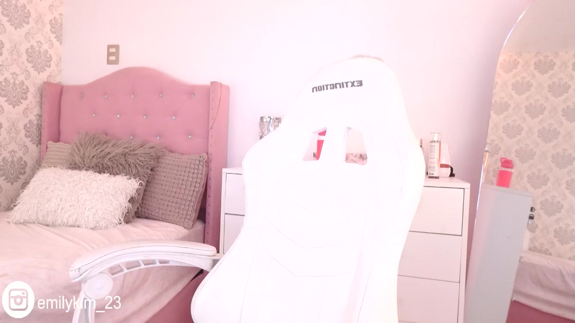 Gallery image thumbnail from Emily_kim's myfreecams stream on, 10/14/2024, 02:42 image 14 of 20