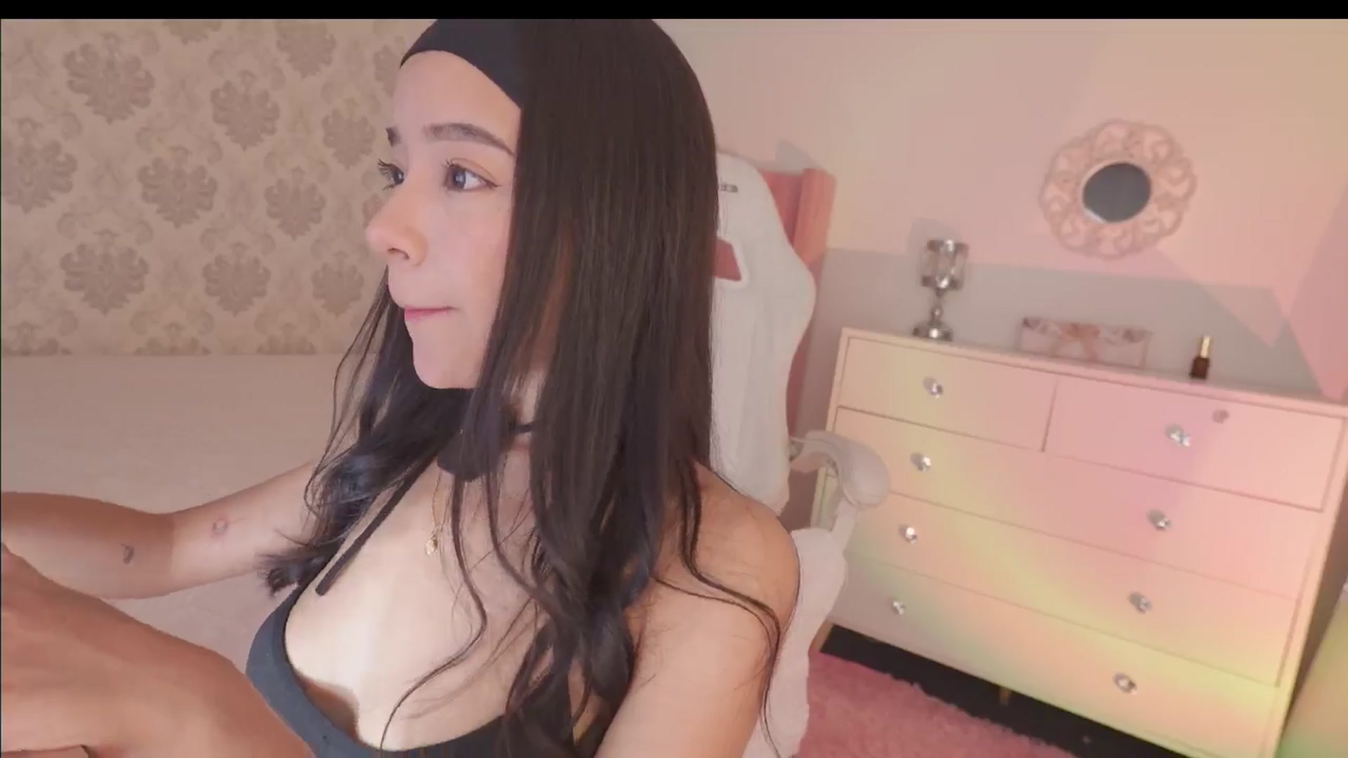 Gallery image thumbnail from Emily_kim's myfreecams stream on, 07/29/2025, 05:00 image 8 of 20
