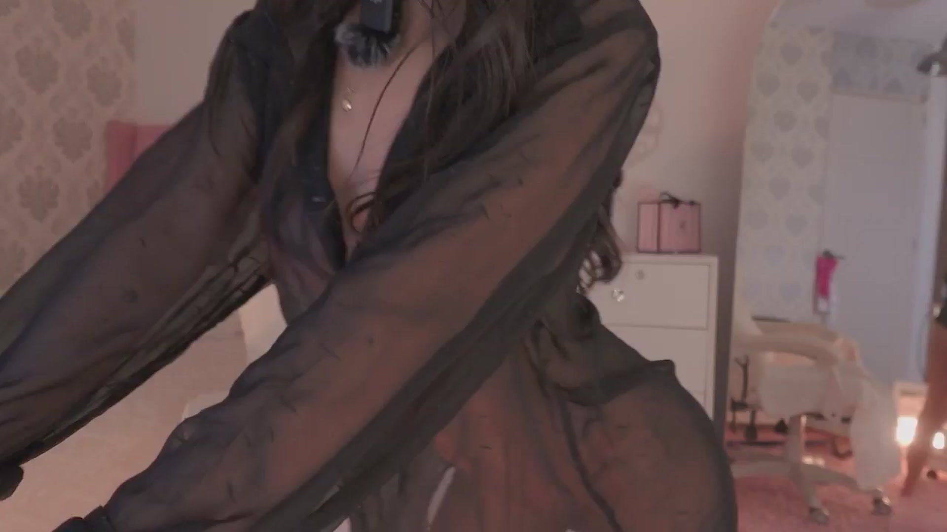 Gallery image thumbnail from Emily_kim's myfreecams stream on, 08/27/2025, 24:20 image 19 of 20