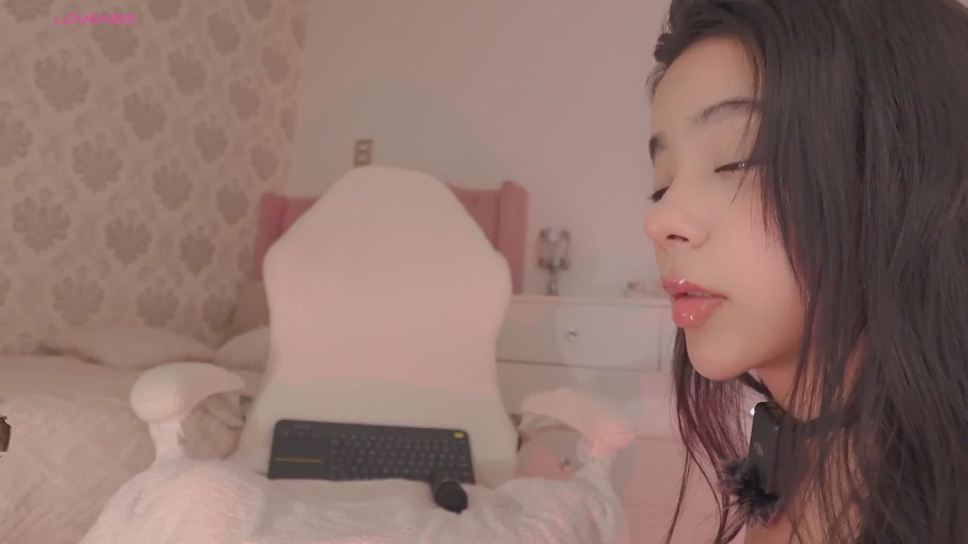 Gallery image thumbnail from Emily_kim's myfreecams stream on, 09/20/2025, 03:38 image 7 of 20