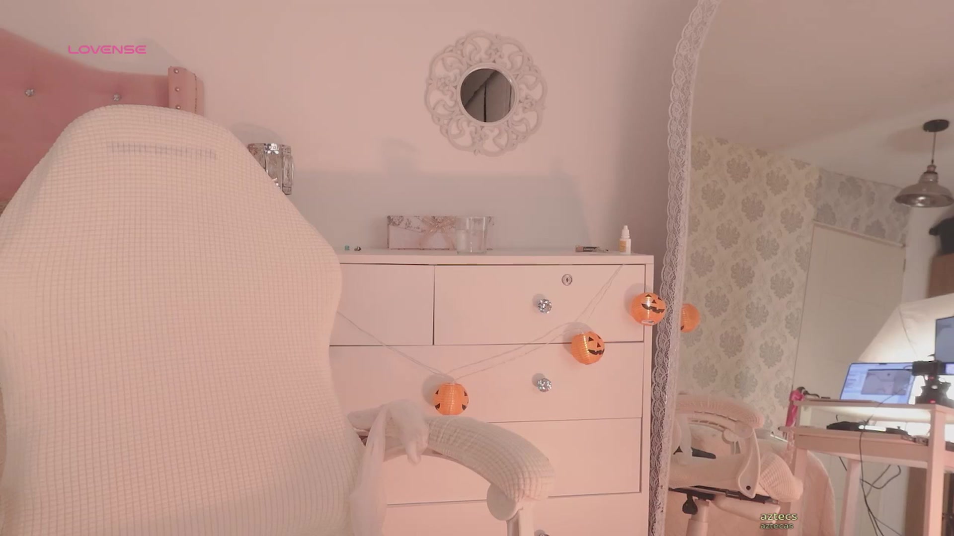 Gallery image thumbnail from Emily_kim's myfreecams stream on, 10/28/2025, 02:37 image 1 of 20