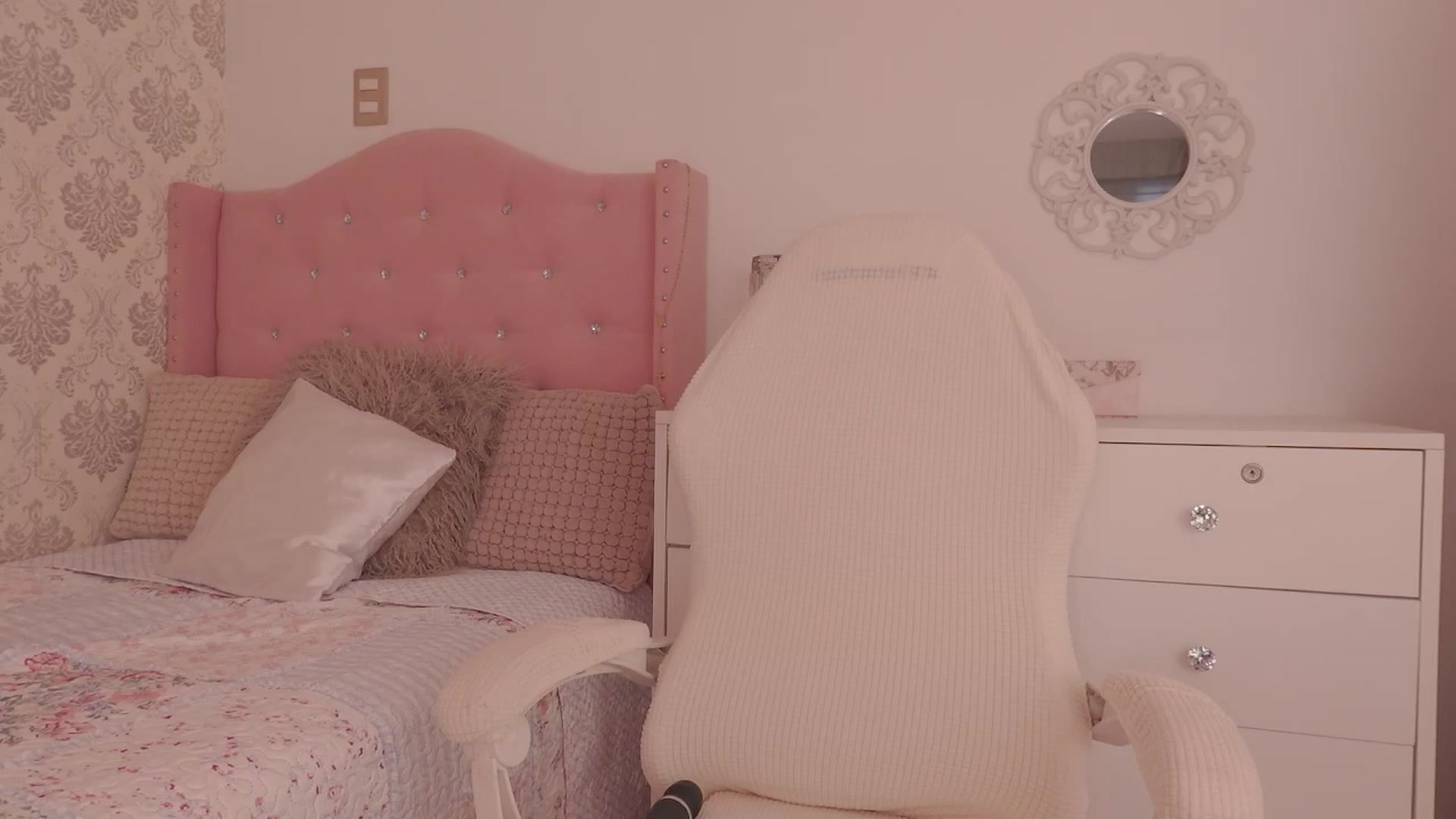 Gallery image thumbnail from Emily_kim's myfreecams stream on, 11/03/2025, 24:02 image 3 of 20