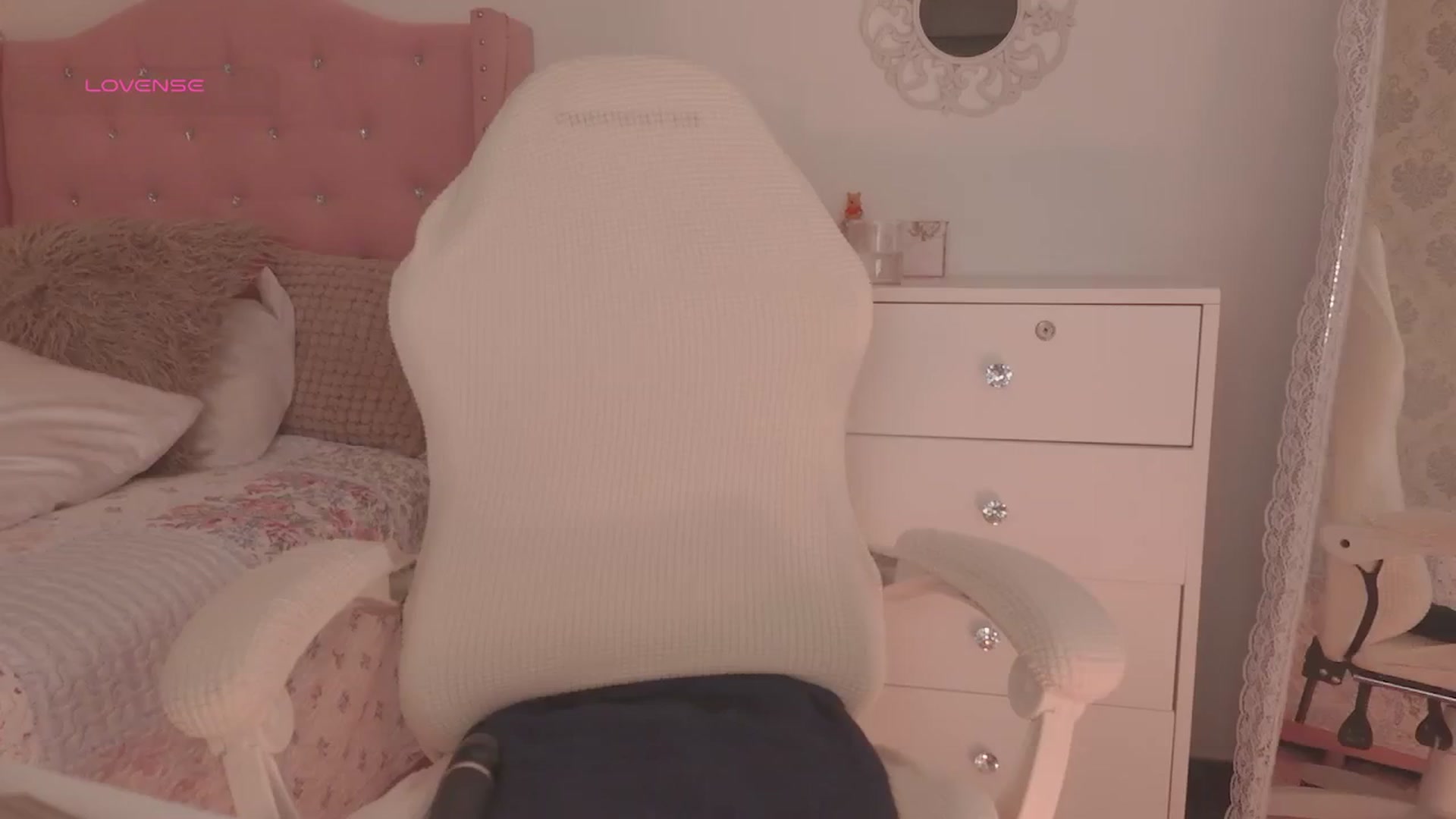Gallery image thumbnail from Emily_kim's myfreecams stream on, 11/21/2025, 24:04 image 1 of 20