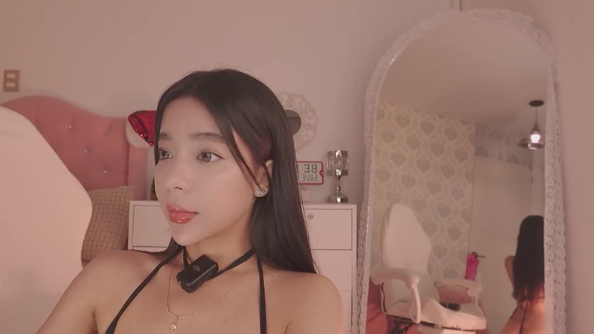 Gallery image thumbnail from Emily_kim's myfreecams stream on, 12/06/2025, 24:18 image 19 of 20