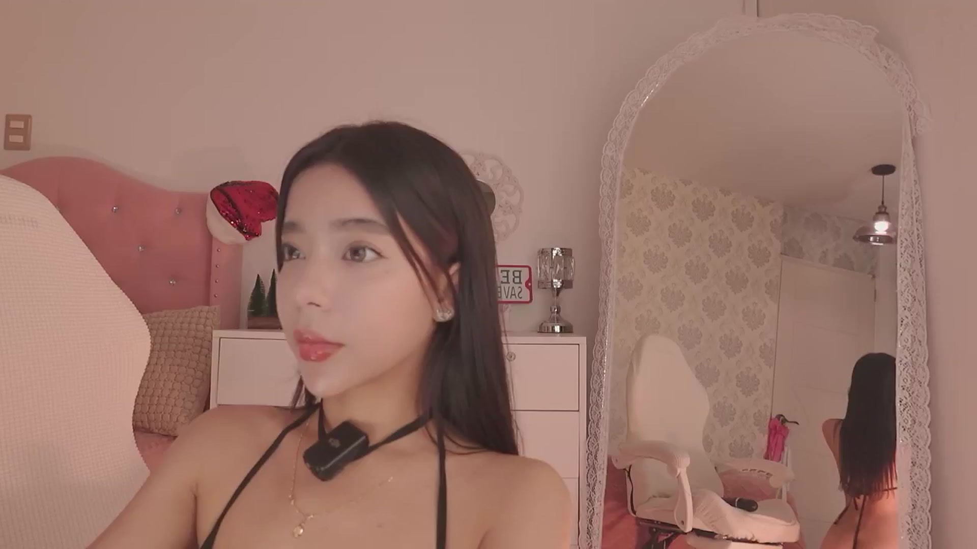 Gallery image thumbnail from Emily_kim's myfreecams stream on, 12/06/2025, 24:18 image 20 of 20