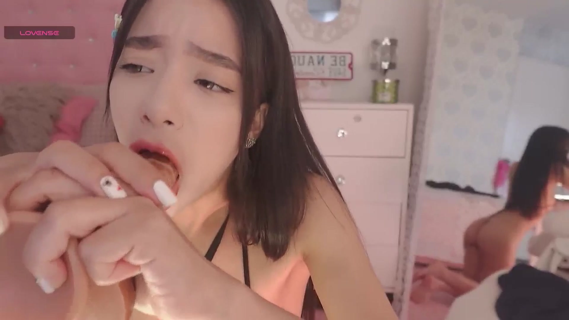 Gallery image thumbnail from Emily_kim's myfreecams stream on, 12/19/2025, 22:57 image 4 of 20