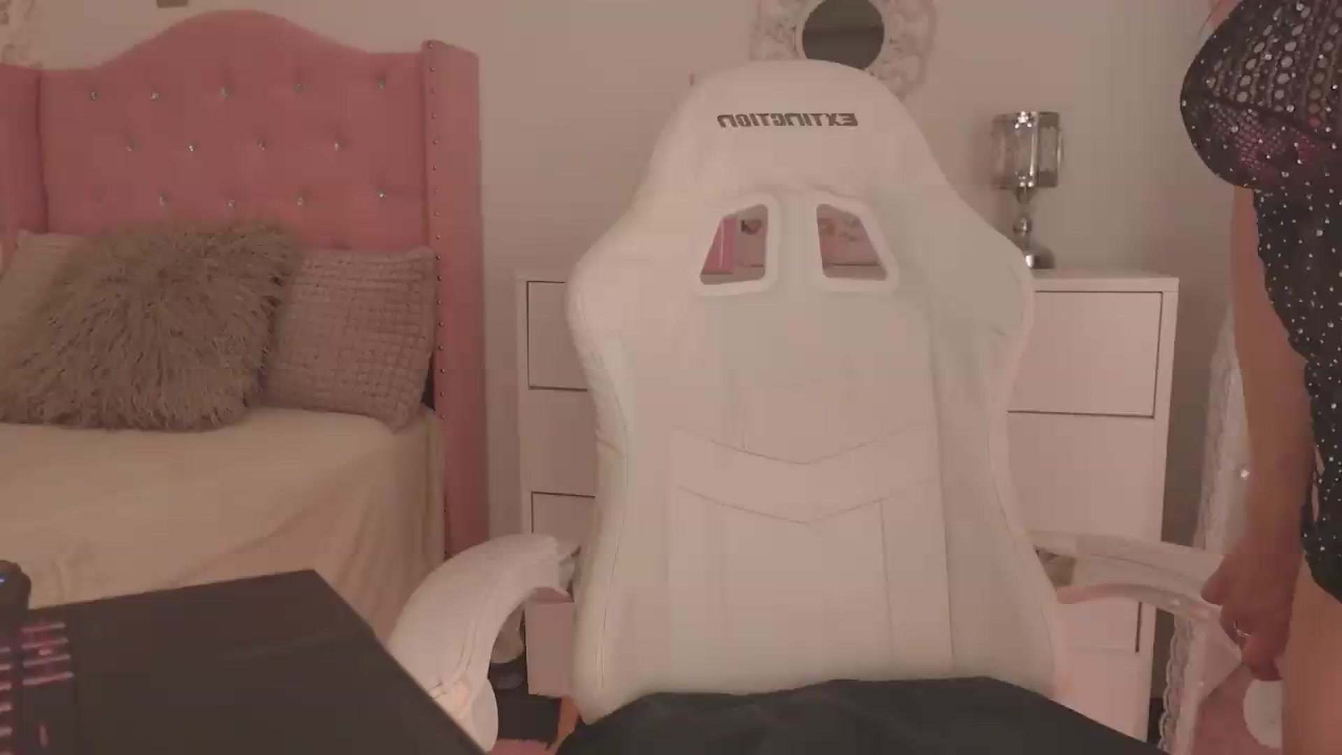Gallery image thumbnail from Emily_kim's myfreecams stream on, 06/08/2026, 05:04 image 2 of 20