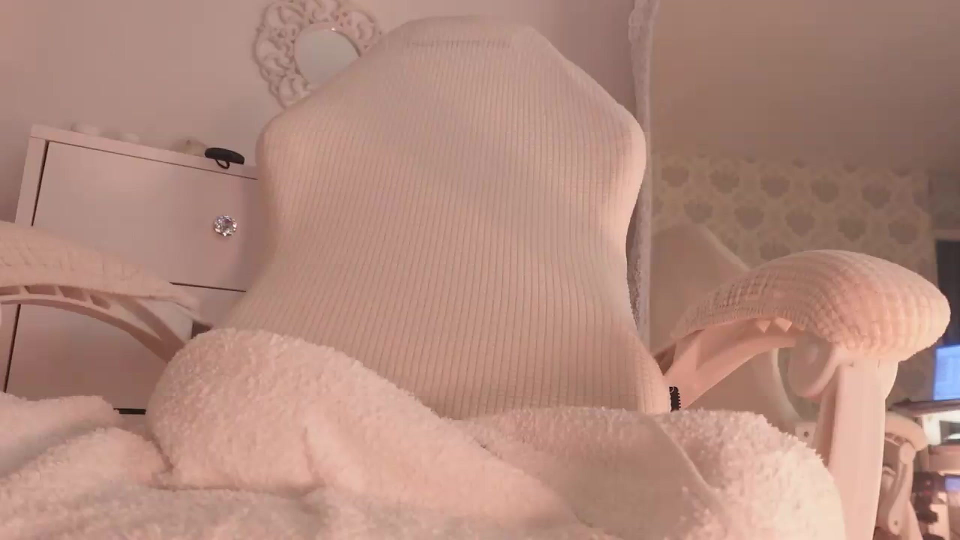 Gallery image thumbnail from Emily_kim's myfreecams stream on, 06/22/2026, 05:12 image 4 of 20