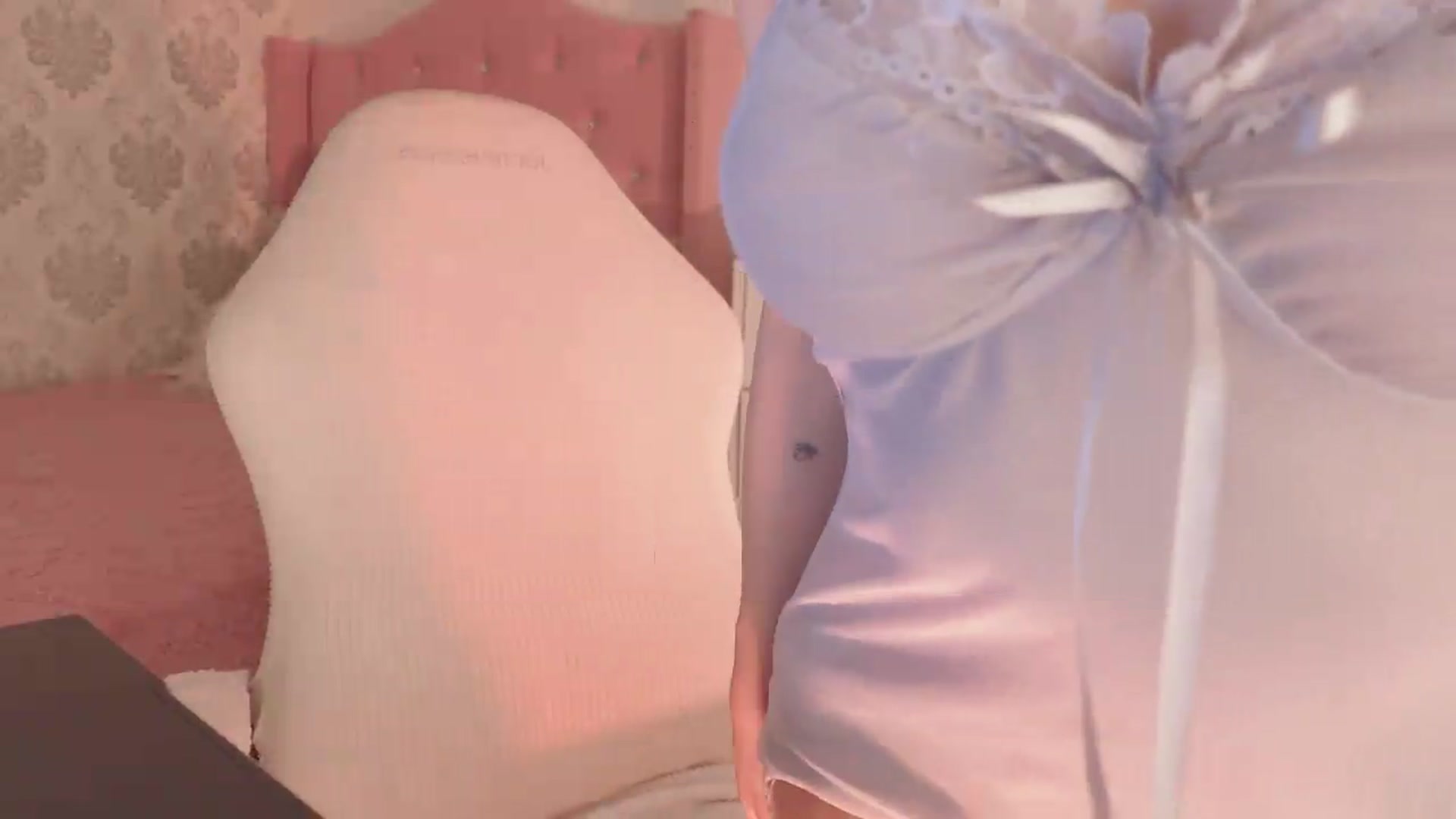 Gallery image thumbnail from Emily_kim's myfreecams stream on, 07/28/2026, 03:25 image 4 of 20