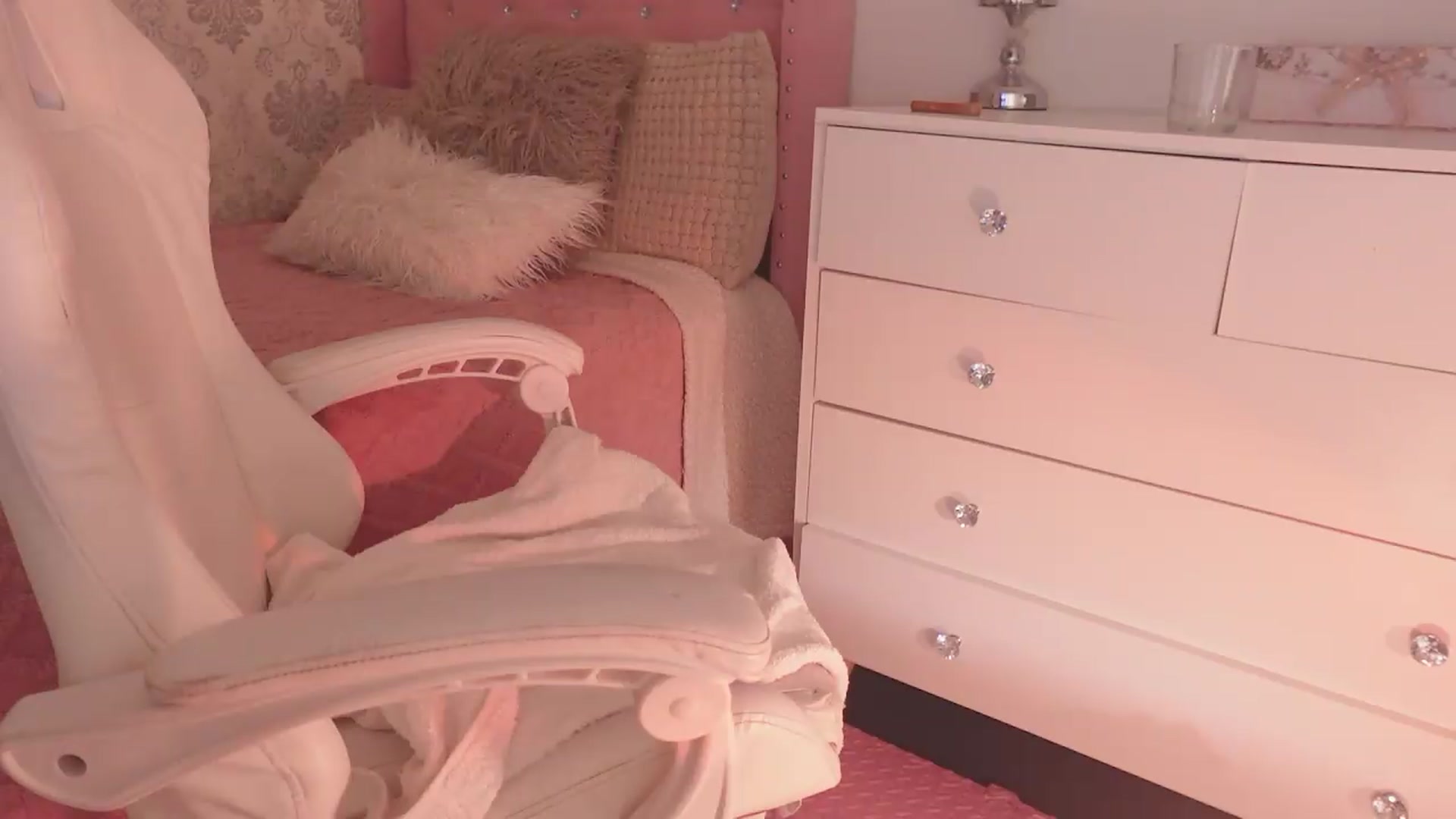 Gallery image thumbnail from Emily_kim's myfreecams stream on, 08/20/2026, 03:48 image 12 of 20