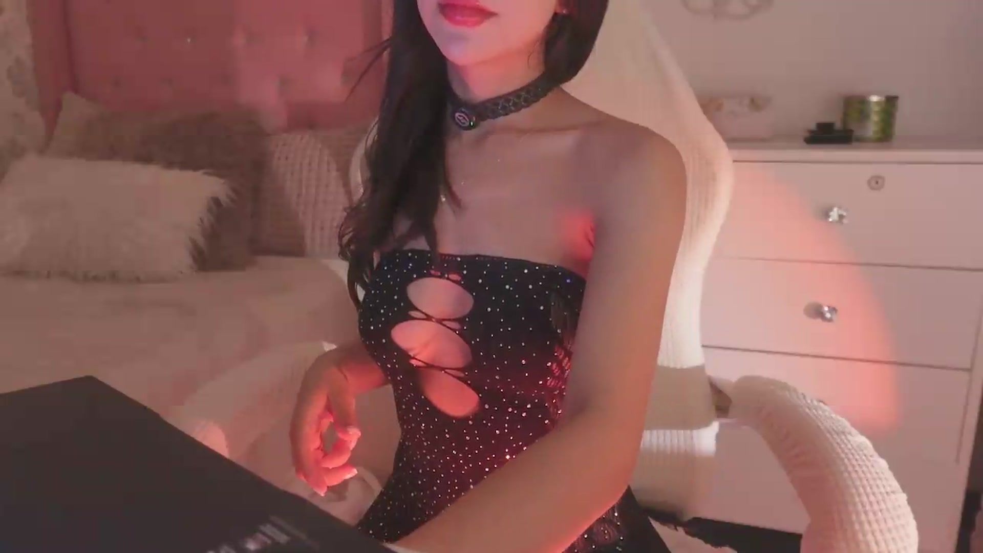 Gallery image thumbnail from Emily_kim's myfreecams stream on, 08/31/2026, 05:51 image 11 of 20