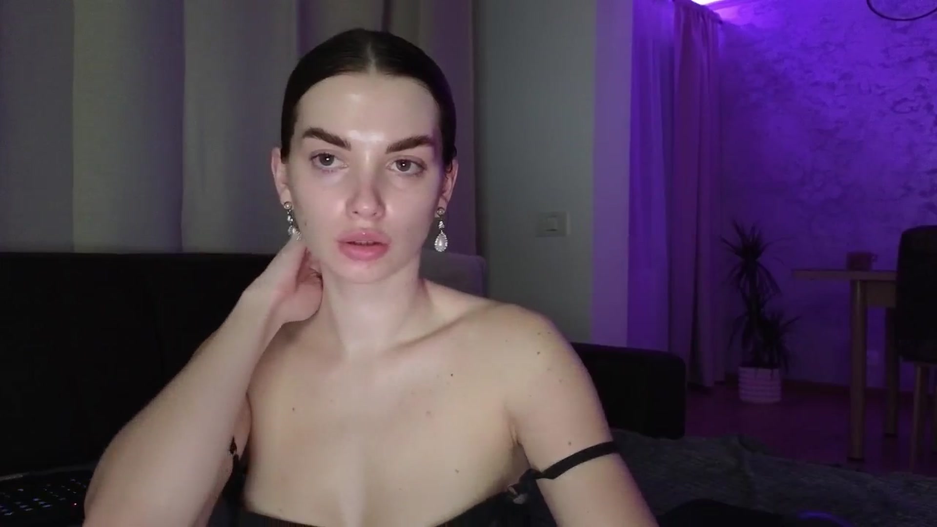 Gallery image thumbnail from Emily_sins's myfreecams stream on, 05/06/2025, 19:56 image 16 of 20