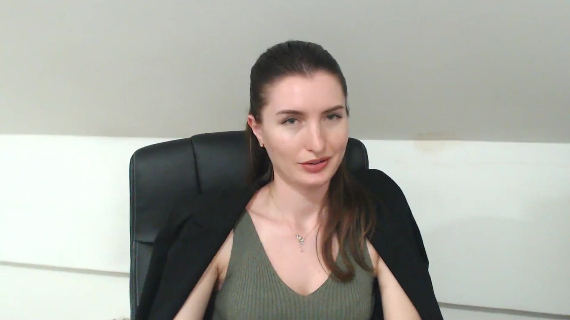 Gallery image thumbnail from EmilysBack's myfreecams stream on, 04/30/2025, 19:08 image 15 of 20