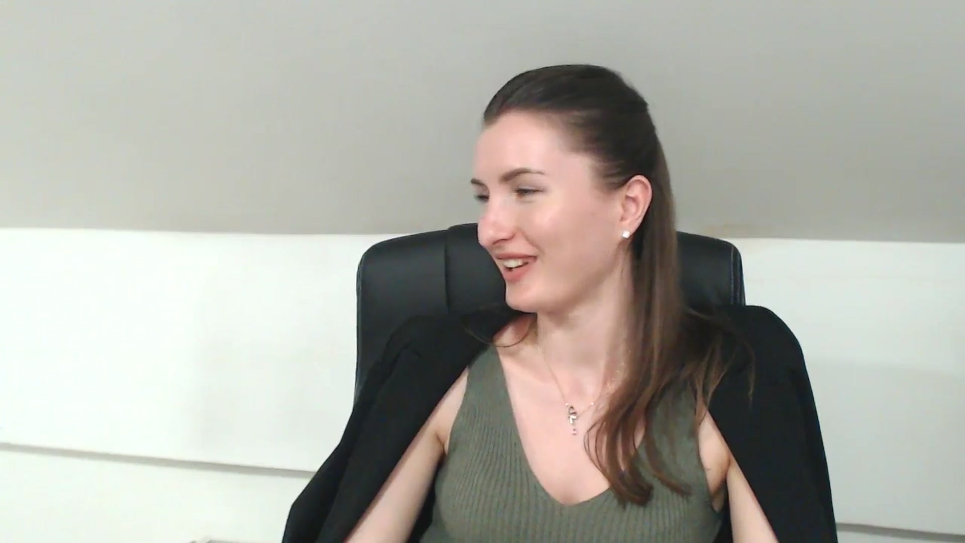 Gallery image thumbnail from EmilysBack's myfreecams stream on, 04/30/2025, 19:27 image 17 of 20