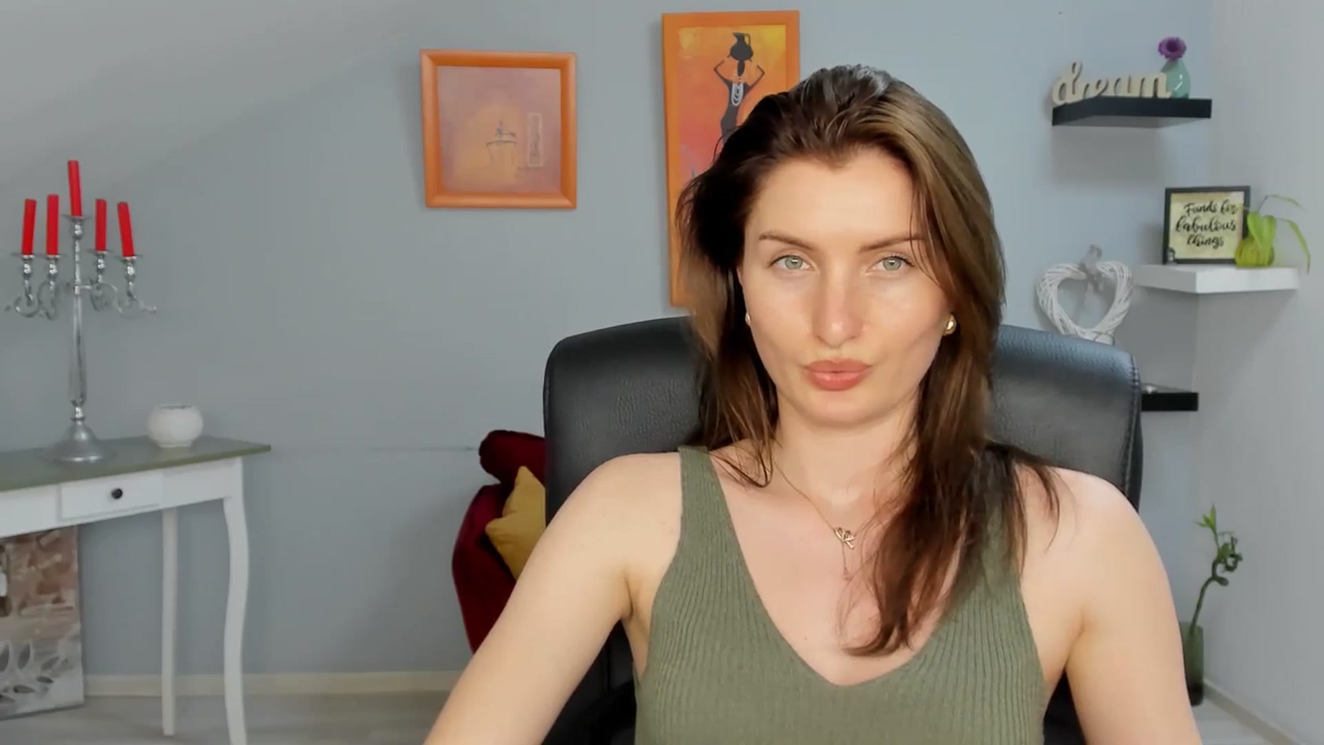 Gallery image thumbnail from EmilysBack's myfreecams stream on, 06/09/2025, 19:03 image 14 of 20