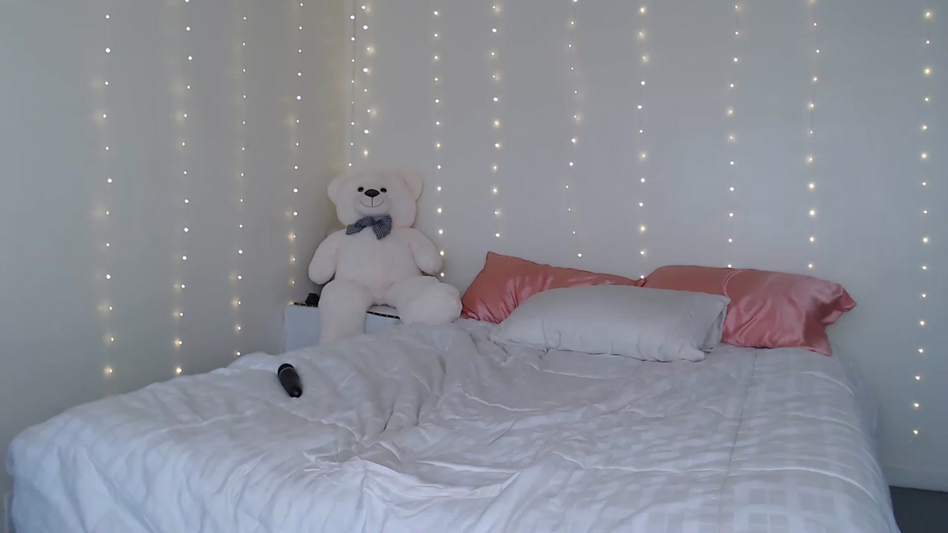 Gallery image thumbnail from Emilysworld's myfreecams stream on, 04/06/2023, 24:26 image 15 of 20
