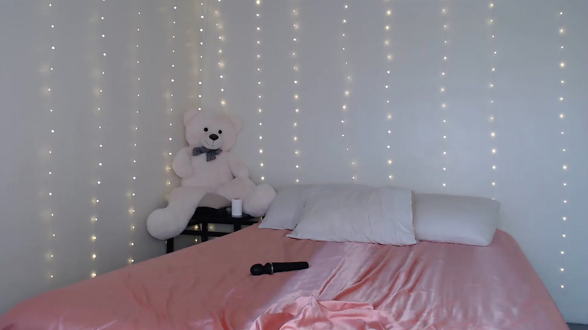 Gallery image thumbnail from Emilysworld's myfreecams stream on, 04/27/2023, 24:01 image 14 of 20