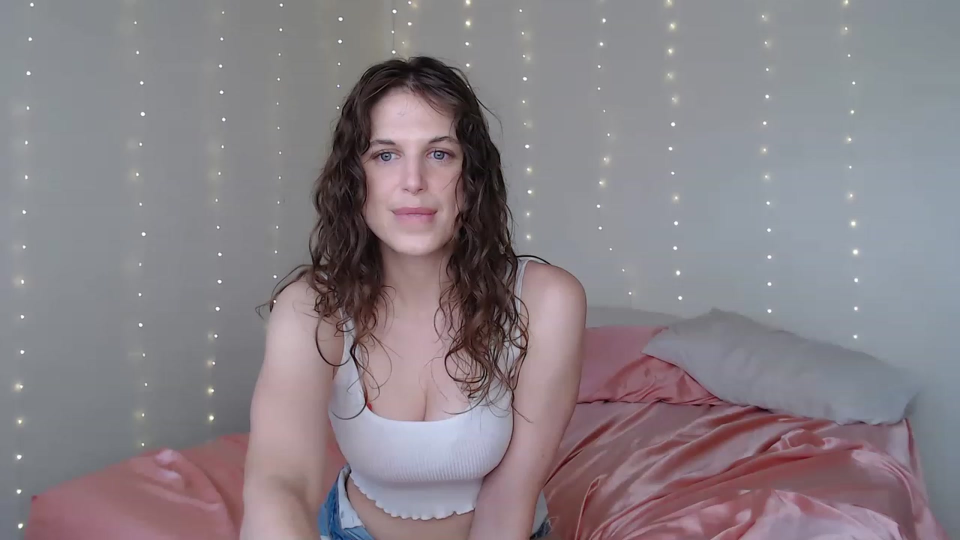 Gallery image thumbnail from Emilysworld's myfreecams stream on, 05/04/2023, 24:03 image 19 of 20