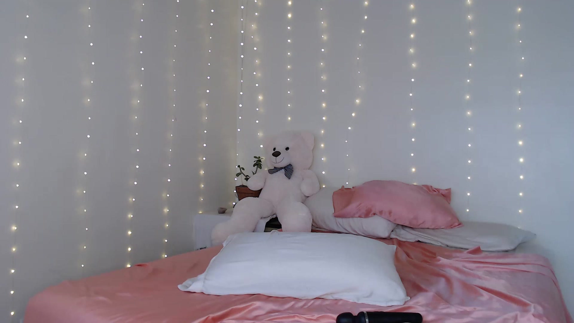 Gallery image thumbnail from Emilysworld's myfreecams stream on, 05/12/2023, 24:43 image 19 of 20