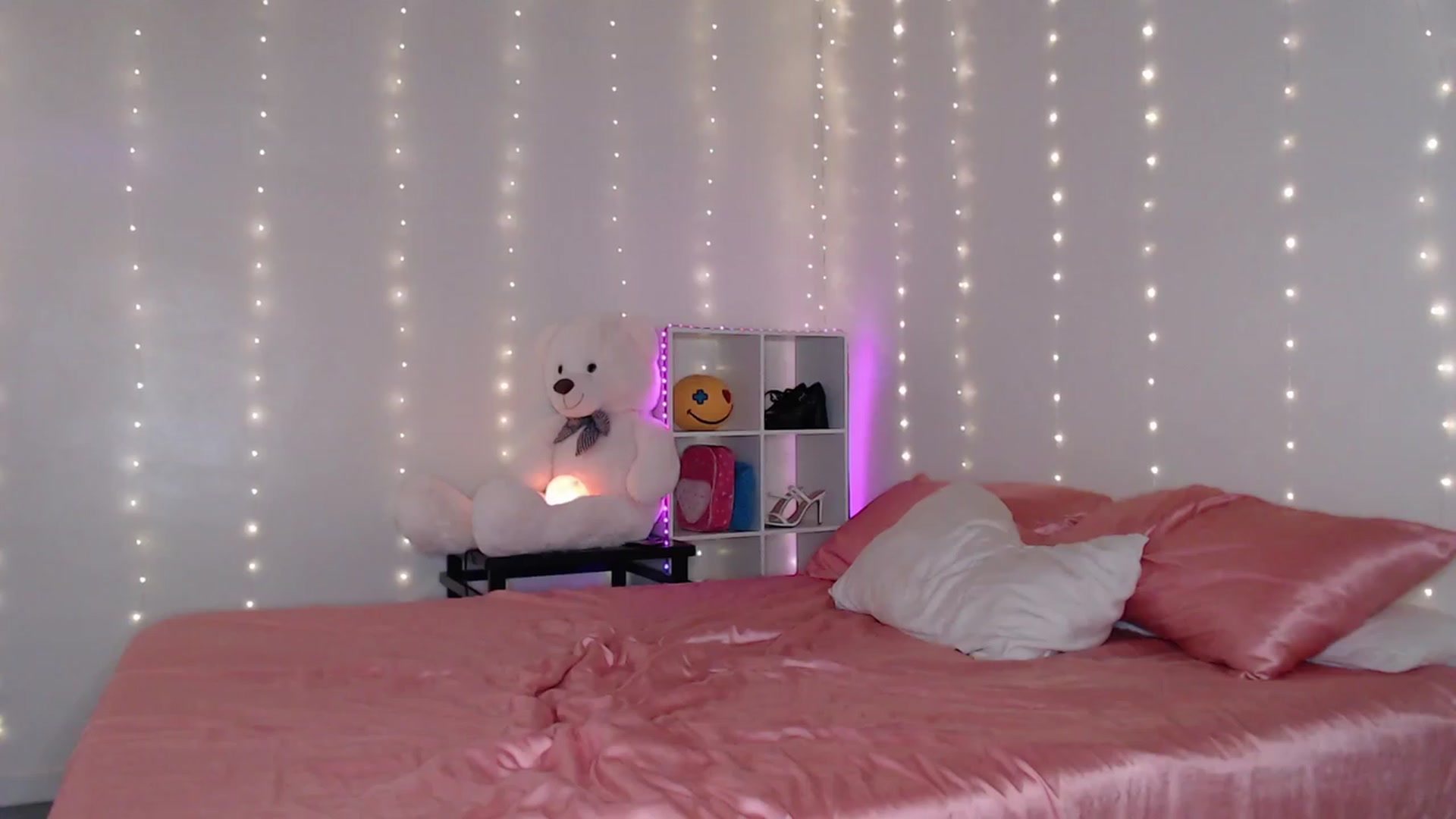 Gallery image thumbnail from Emilysworld's myfreecams stream on, 07/14/2023, 01:35 image 9 of 20