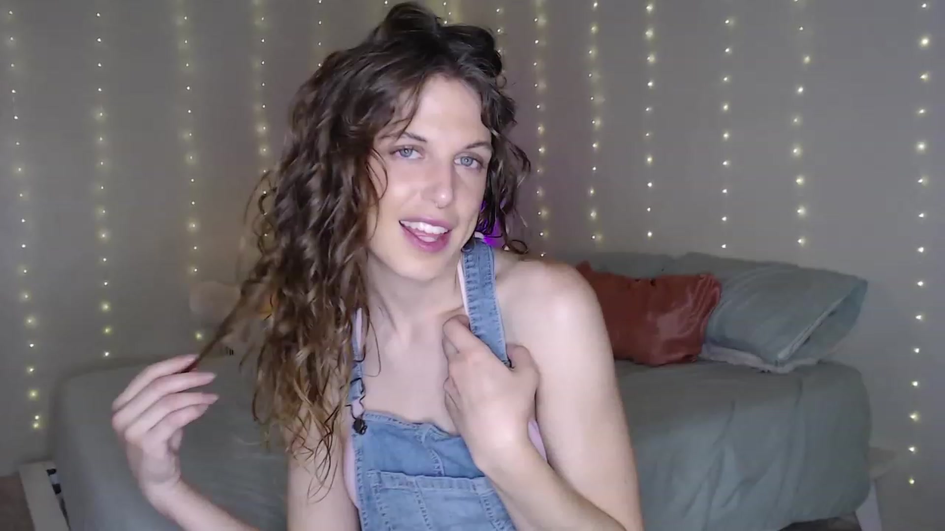 Gallery image thumbnail from Emilysworld's myfreecams stream on, 08/08/2023, 02:58 image 1 of 20