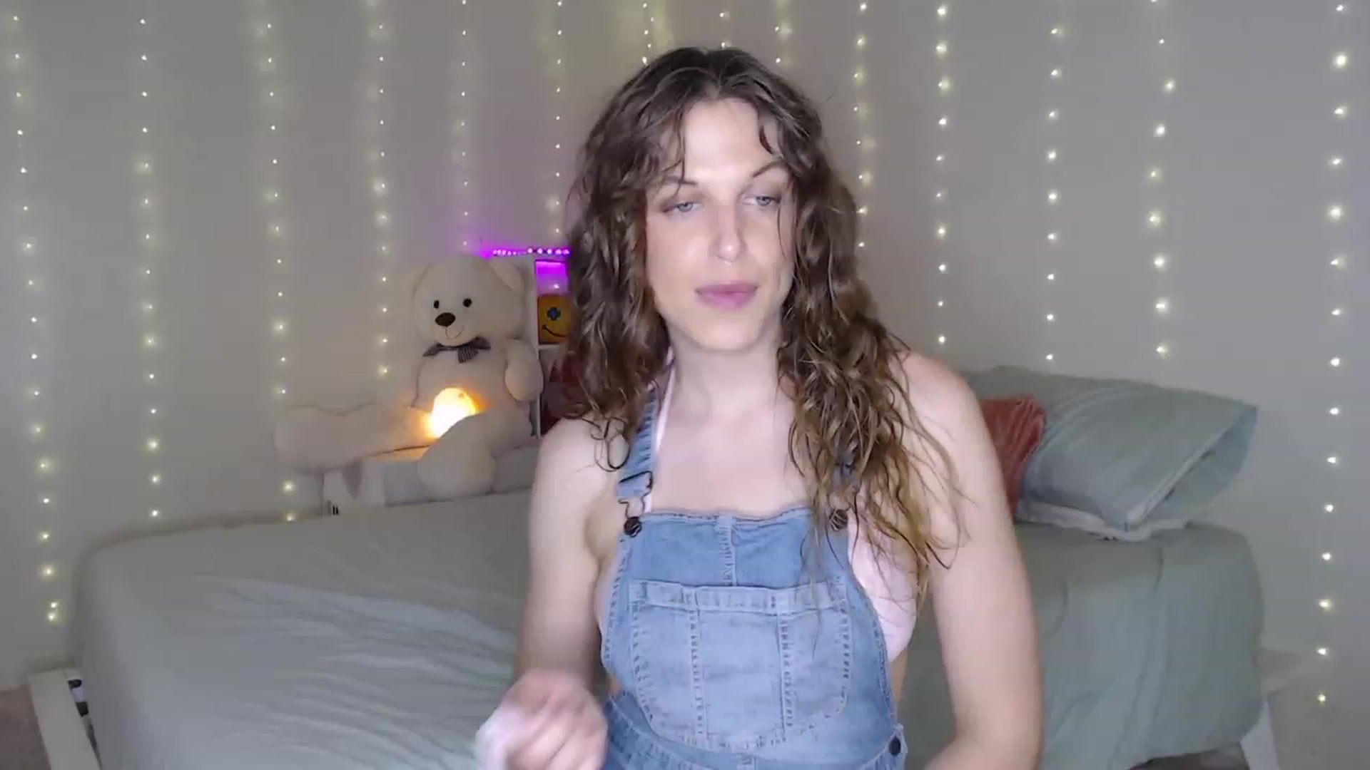 Gallery image thumbnail from Emilysworld's myfreecams stream on, 08/08/2023, 02:58 image 13 of 20