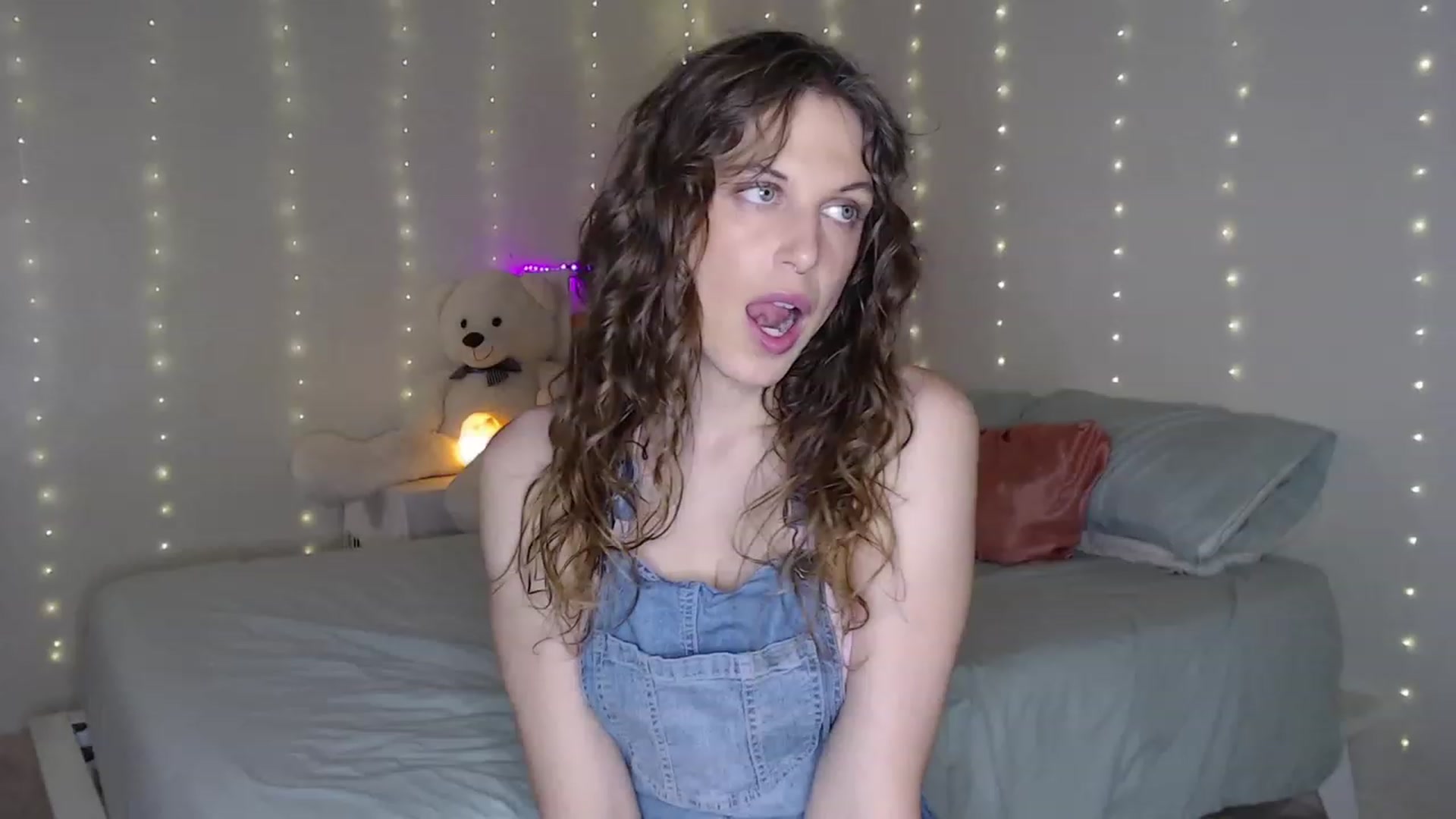 Gallery image thumbnail from Emilysworld's myfreecams stream on, 08/08/2023, 02:58 image 17 of 20