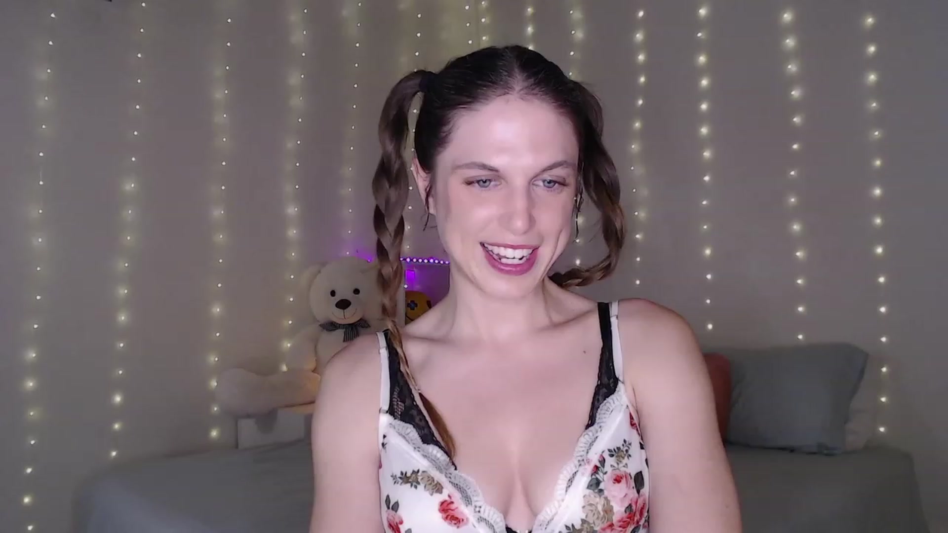 Gallery image thumbnail from Emilysworld's myfreecams stream on, 09/28/2023, 02:25 image 15 of 20