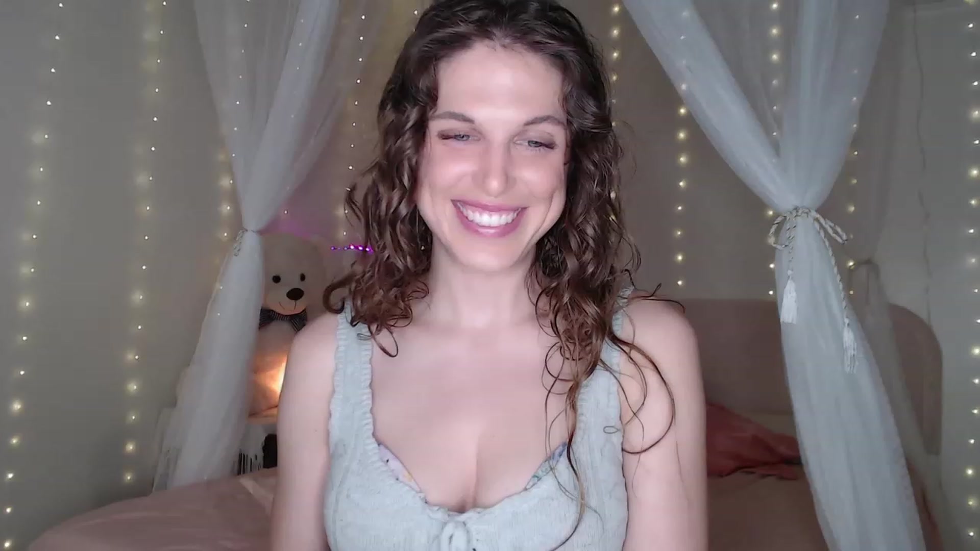 Gallery image thumbnail from Emilysworld's myfreecams stream on, 11/21/2023, 04:31 image 3 of 20