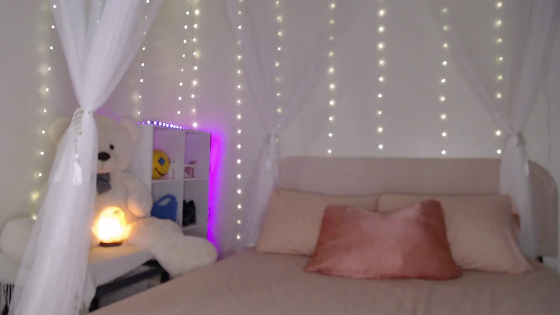 Gallery image thumbnail from Emilysworld's myfreecams stream on, 12/08/2023, 01:17 image 2 of 20