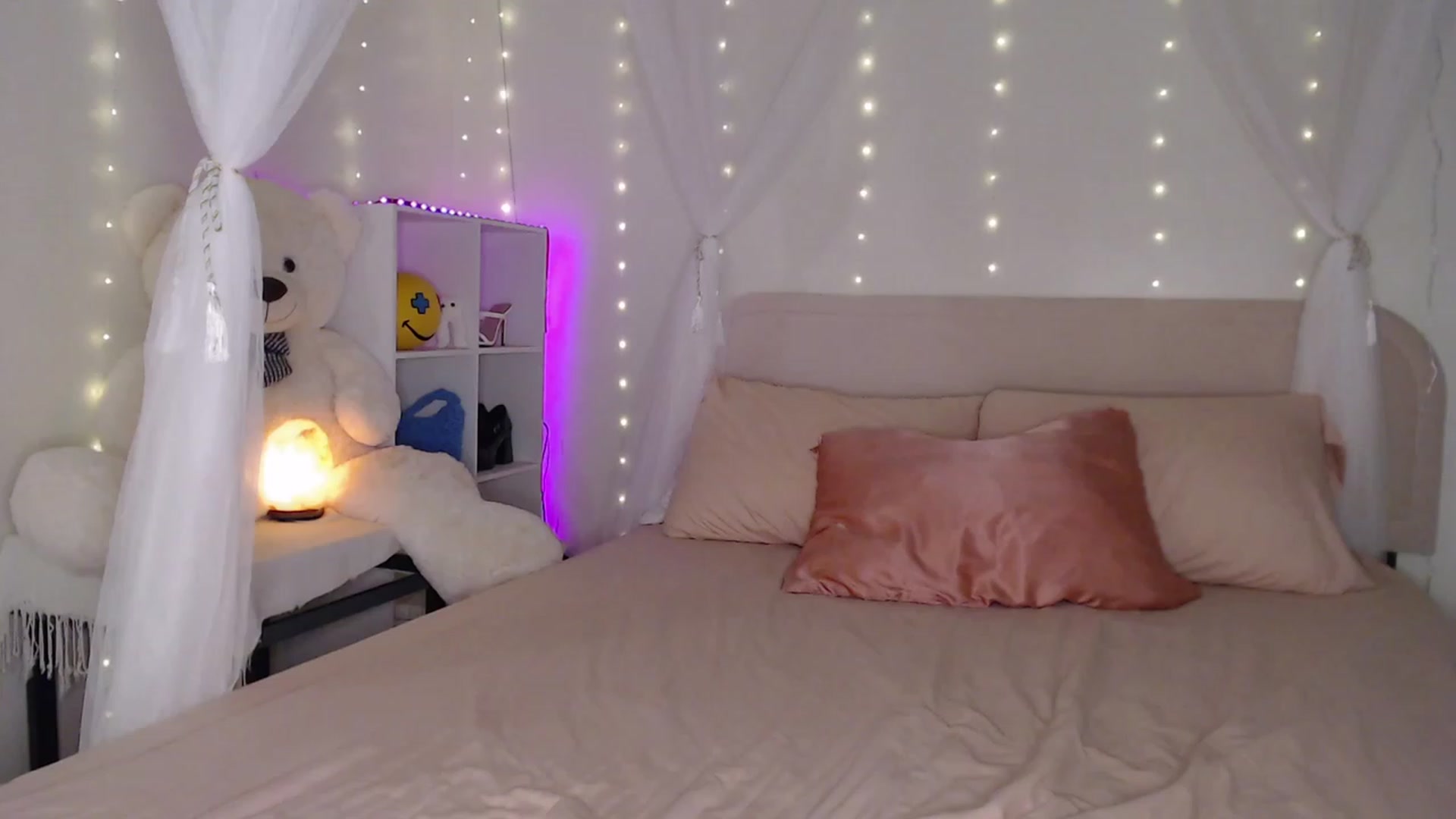 Gallery image thumbnail from Emilysworld's myfreecams stream on, 12/08/2023, 01:36 image 16 of 20