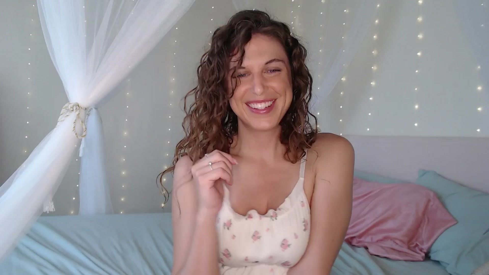 Gallery image thumbnail from Emilysworld's myfreecams stream on, 04/11/2024, 23:33 image 14 of 20