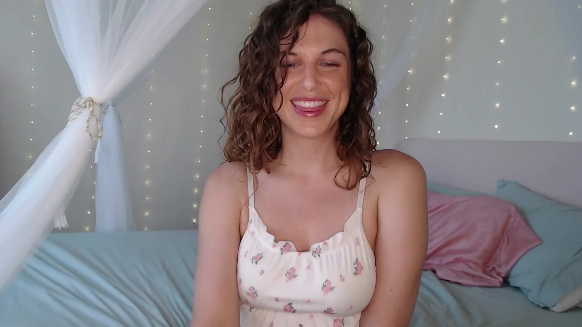 Gallery image thumbnail from Emilysworld's myfreecams stream on, 04/11/2024, 23:33 image 17 of 20