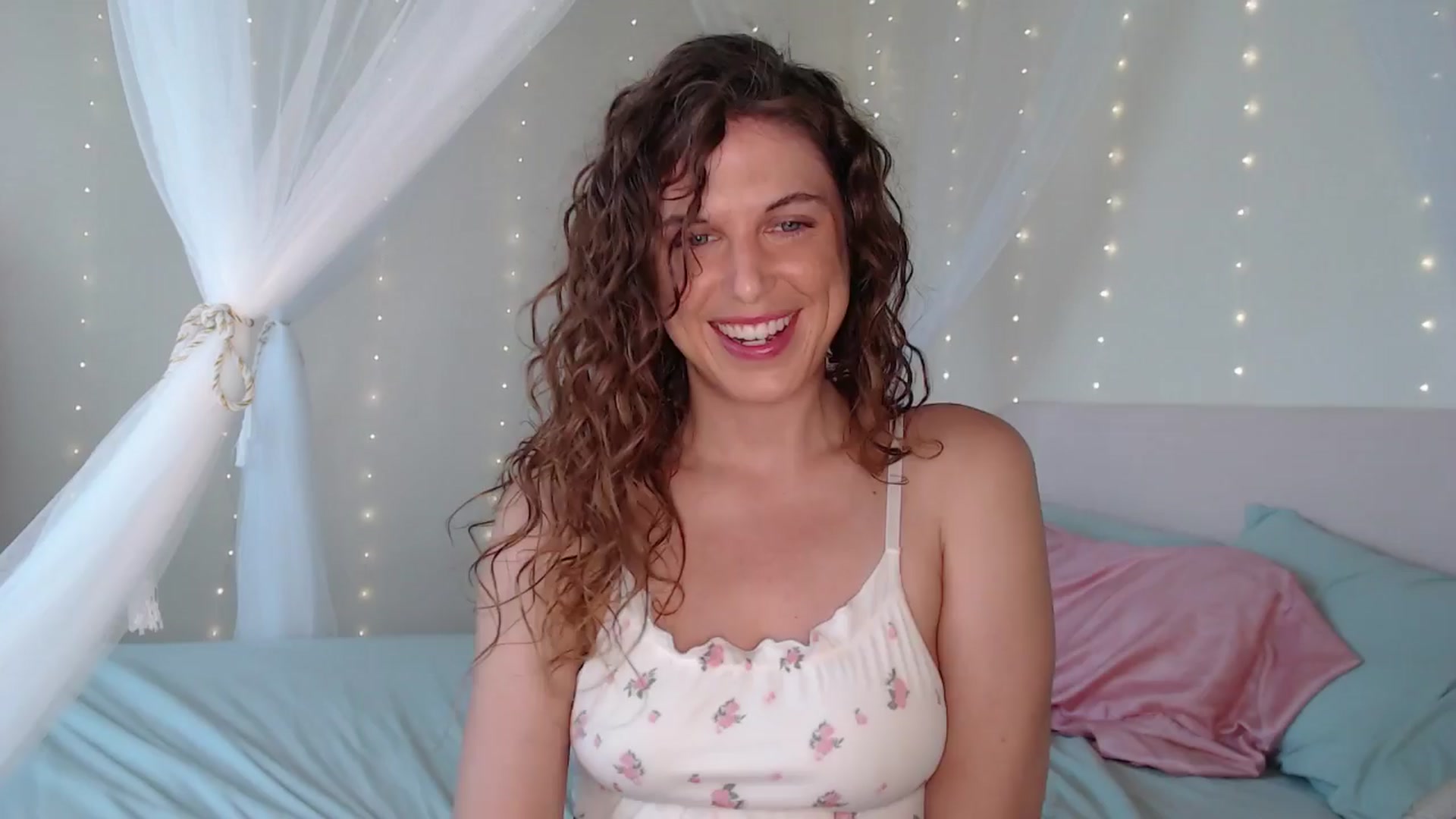 Gallery image thumbnail from Emilysworld's myfreecams stream on, 04/11/2024, 23:33 image 15 of 20