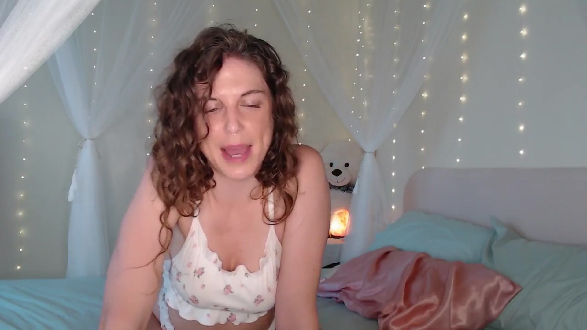 Gallery image thumbnail from Emilysworld's myfreecams stream on, 04/12/2024, 01:33 image 12 of 20