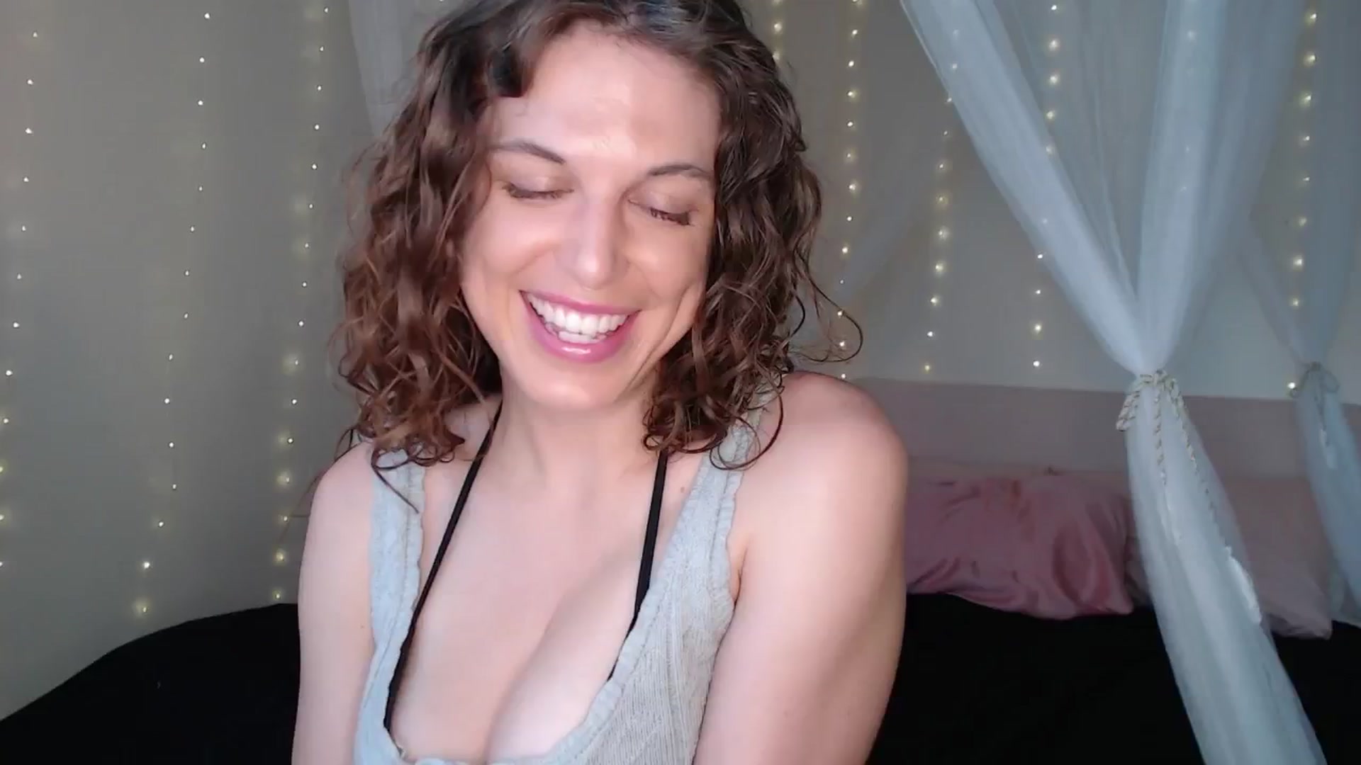 Gallery image thumbnail from Emilysworld's myfreecams stream on, 04/18/2024, 01:01 image 17 of 20