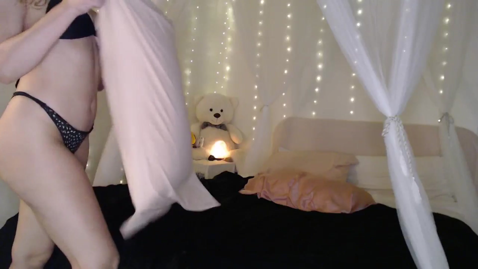 Gallery image thumbnail from Emilysworld's myfreecams stream on, 04/18/2024, 05:27 image 3 of 20