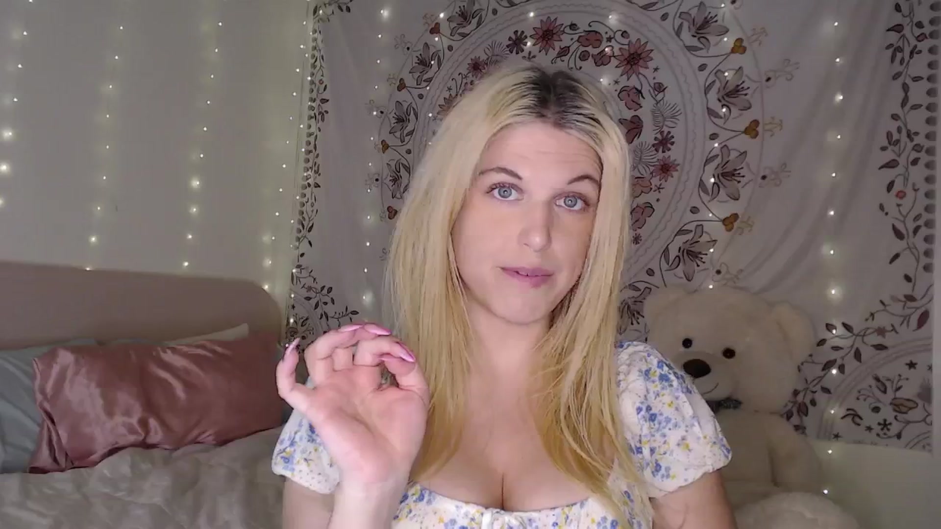 Gallery image thumbnail from Emilysworld's myfreecams stream on, 09/19/2024, 01:52 image 18 of 20