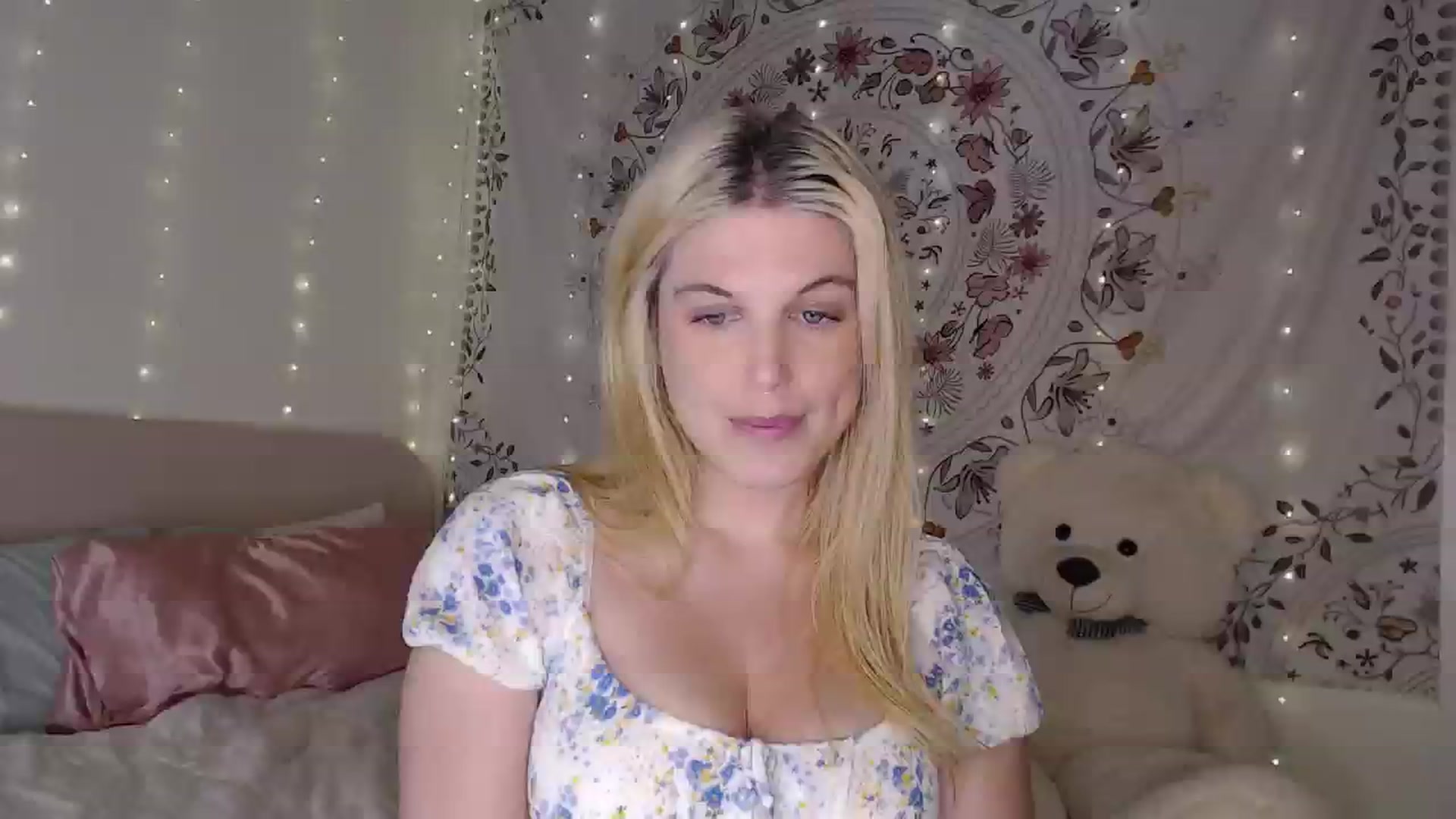 Gallery image thumbnail from Emilysworld's myfreecams stream on, 09/19/2024, 01:52 image 8 of 20