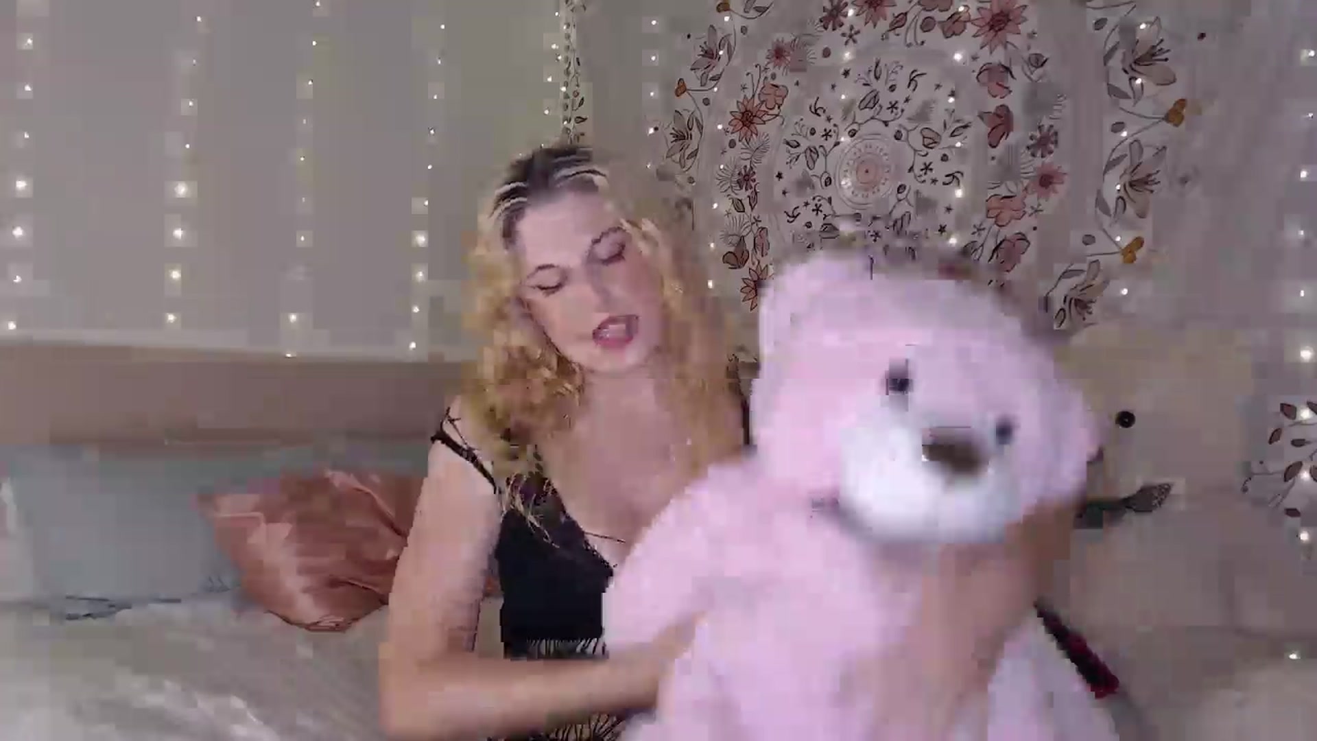 Gallery image thumbnail from Emilysworld's myfreecams stream on, 09/21/2024, 04:01 image 13 of 20