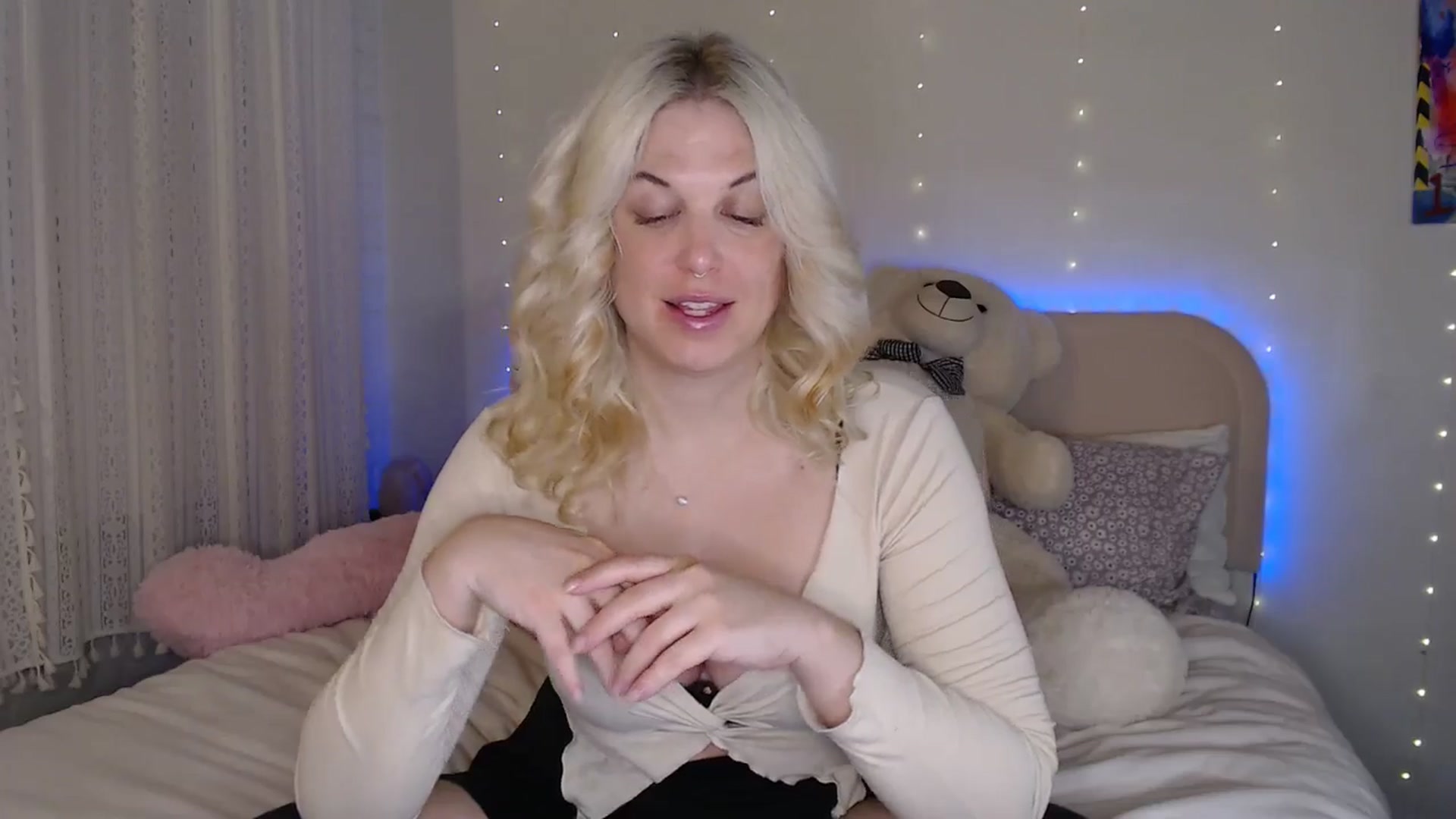 Gallery image thumbnail from Emilysworld's myfreecams stream on, 03/07/2025, 05:57 image 3 of 20