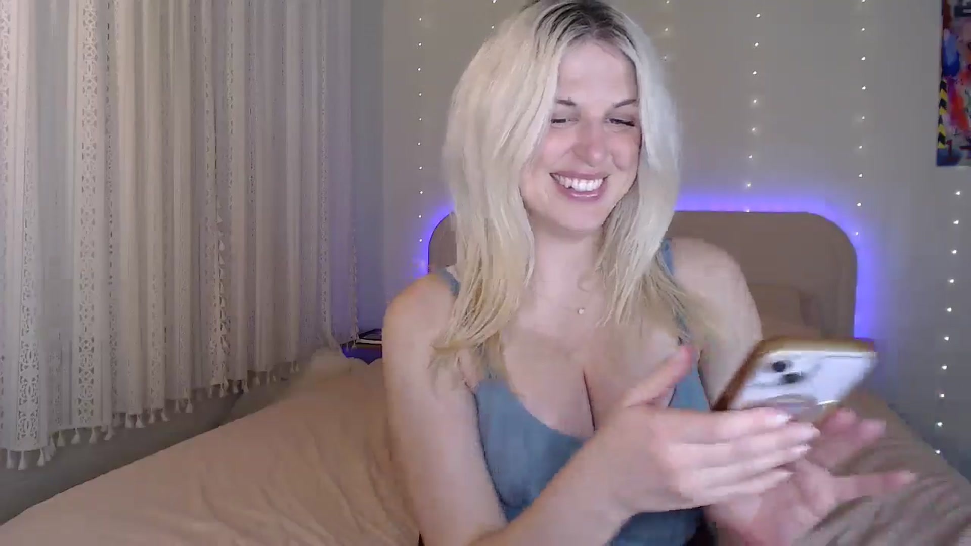 Gallery image thumbnail from Emilysworld's myfreecams stream on, 04/04/2025, 04:24 image 15 of 20