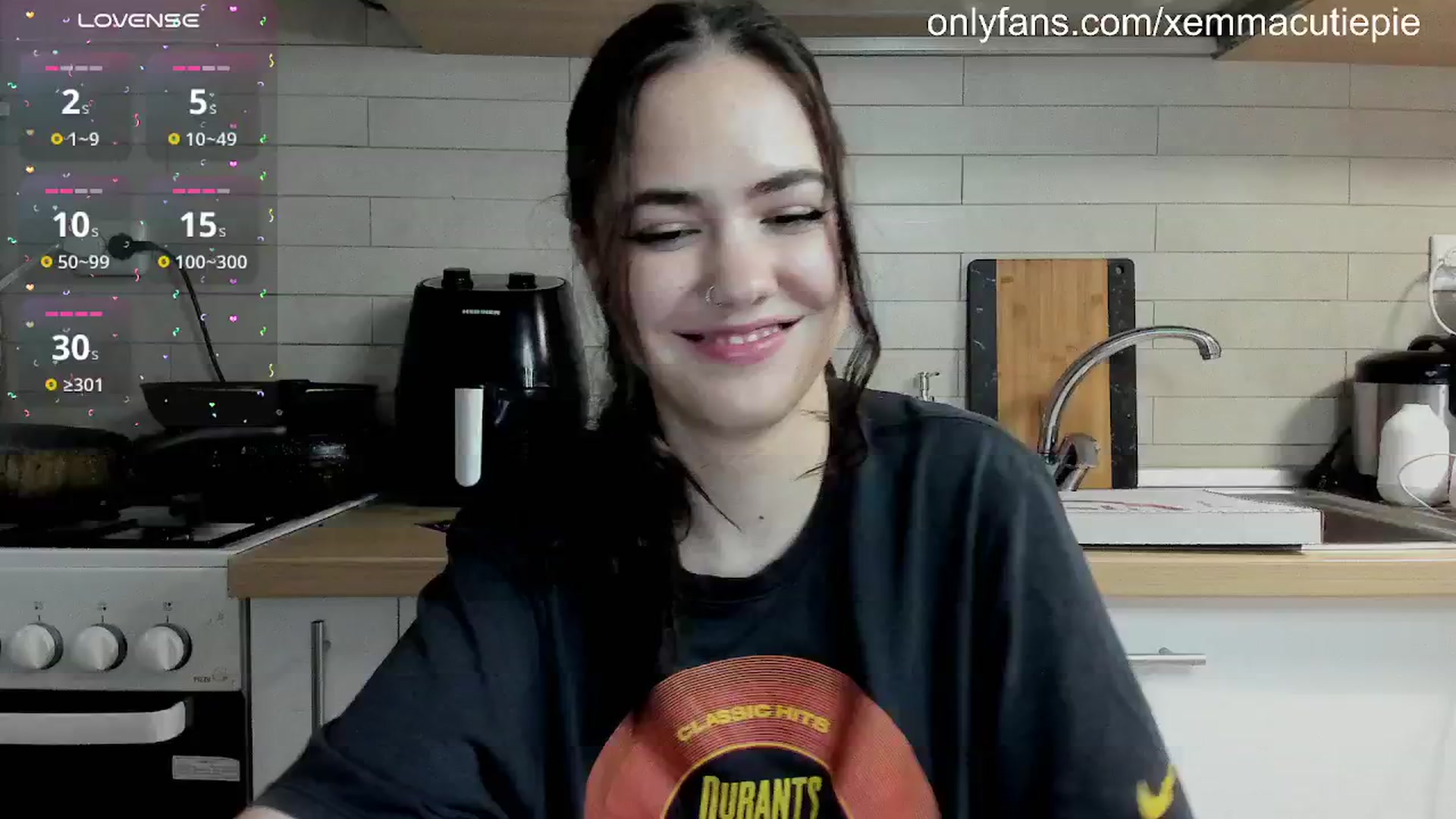 Gallery image thumbnail from EmmaCutiePie's myfreecams stream on, 10/04/2024, 16:26 image 11 of 20