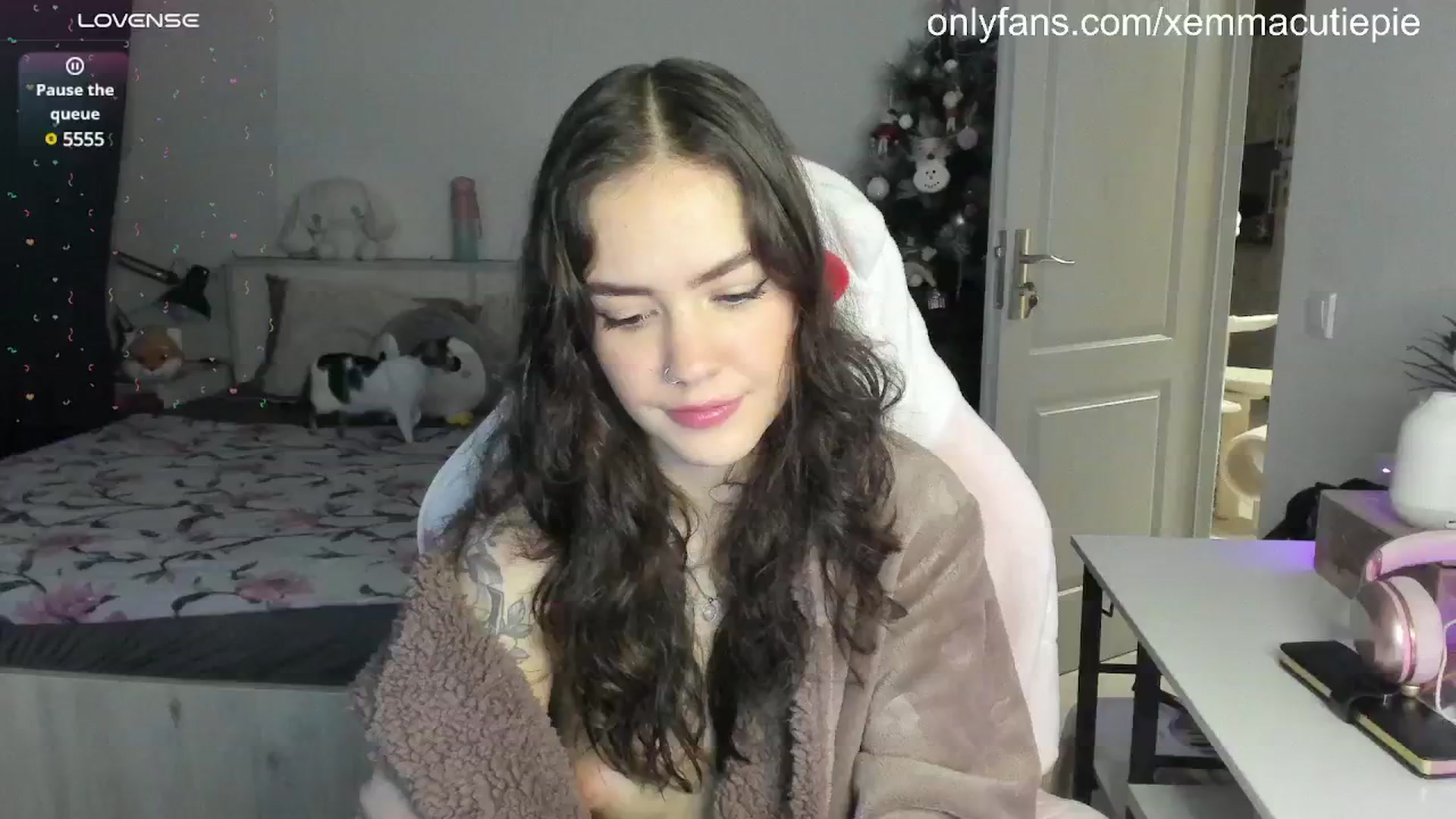 Gallery image thumbnail from EmmaCutiePie's myfreecams stream on, 01/14/2025, 15:57 image 11 of 20